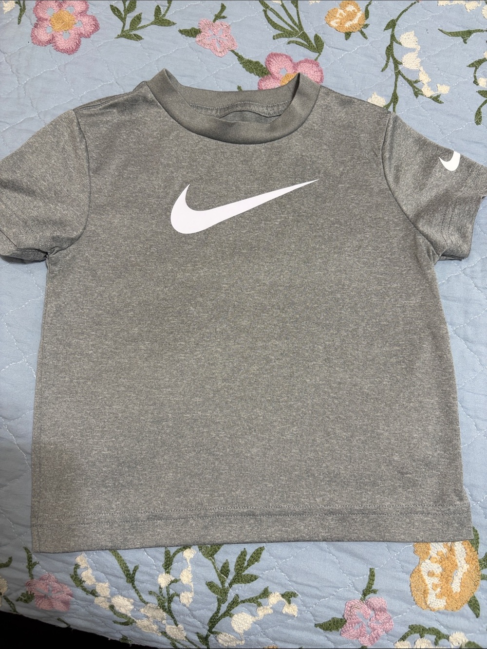 Nike Dri-Fit Pullover SS TShirt Grey & White PreOwned Size 3T